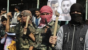 Mascarados, palestinos celebram ataque a sinagoga (Foto: Reuters) Mascarados, palestinos celebram ataque a sinagoga (Foto: Reuters)