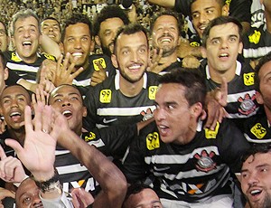 Pais celebram 2º título brasileiro de Edu Dracena: 