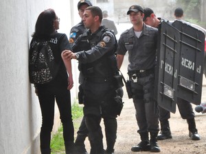 Policia tentou impedir protesto dessa mulher (Foto: Walkiria Ruff/ Vc no G1)