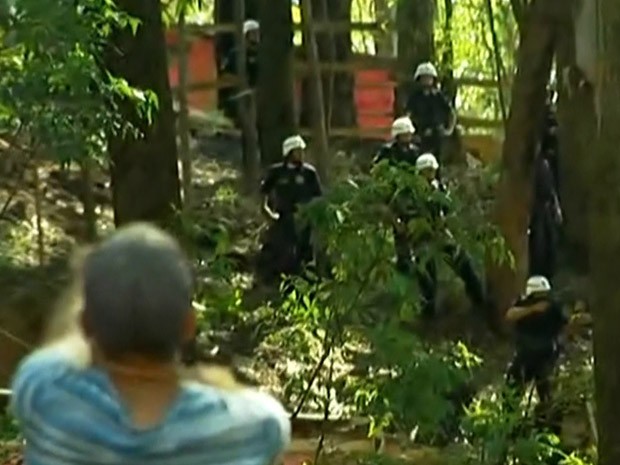 Policiais entraram em confronto com moradores em Osasco (Foto: Reprodução/TV Globo) Policiais entraram em confronto com moradores em Osasco (Foto: Reprodução/TV Globo)