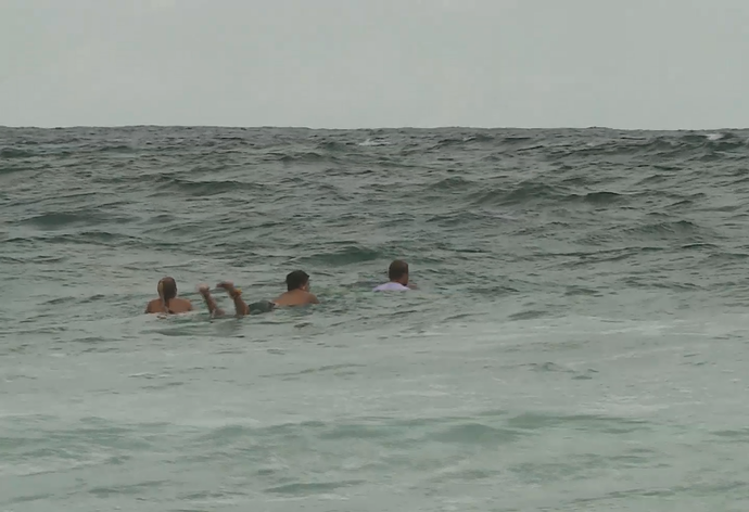 Gabriel Medina e Dane REynolds no mar nesta sexta-feira, em Gold Coast (Foto: Rodrigo Lisboa)