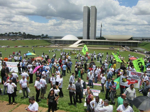 Taxistas vão ao Congresso Nacional para pedir que deputados aprovem projeto de lei que, na prática, proíbe implantação do Uber no Brasil (Foto: Alexandre Bastos/G1) Taxistas vão ao Congresso Nacional para pedir que deputados aprovem projeto de lei que, na prática, proíbe implantação do Uber no Brasil (Foto: Alexandre Bastos/G1)