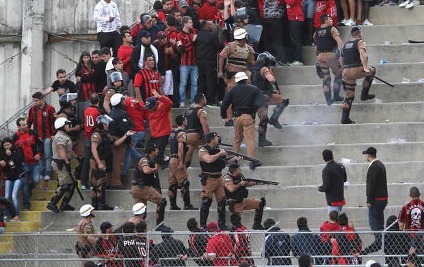 Confusão torcida Atlético-PR x Coritiba (Foto: Geraldo Bubniak / Agência Estado)