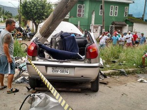 Poste caiu sobre motorista que está em estado grave, em Guarujá (Foto: TV Guarujá)