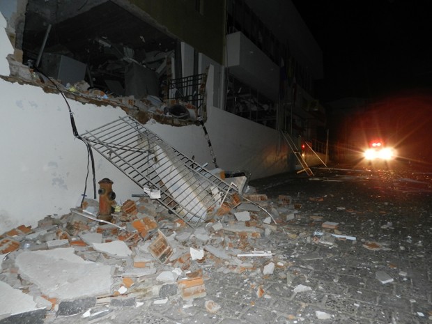 Banco é explodido na Bahia (Foto: Alécio Brandão/ site Macaúbas On Off)