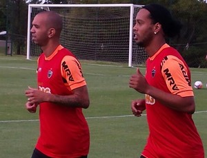 Diego Tardelli e Ronaldinho Gaúcho, do Atlético-MG (Foto: Léo Simonini)