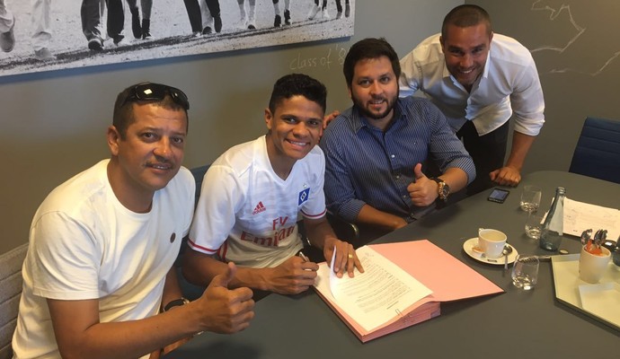 Douglas Santos assina contrato com o Hamburgo (Foto: Divulgação)