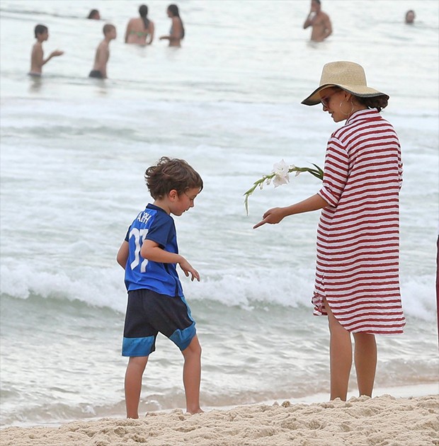 Natalie Portman passeia na Praia de Ipanema com a família (Foto: AgNews)