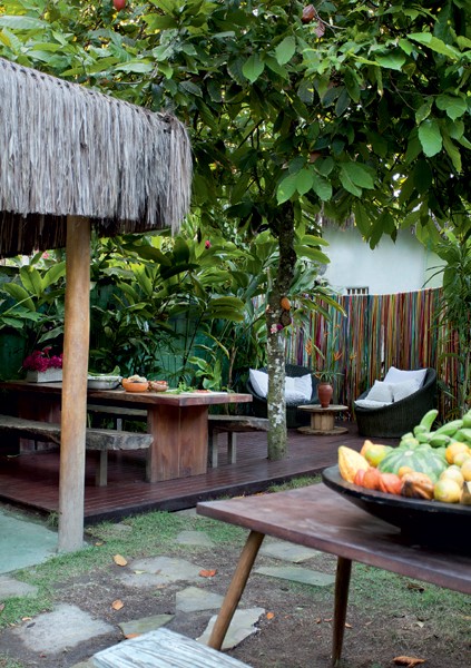 Quintal | Palco das feijoadas de domingo, o espaço tem bangalô e mesas de madeira em meio ao verde do entorno (Foto: Marco Antonio)