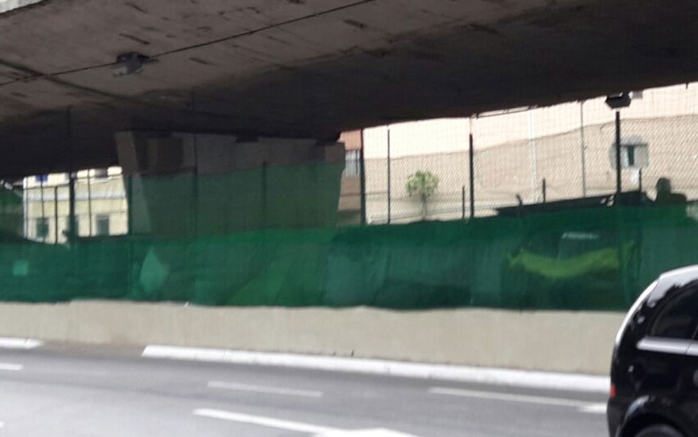 Tela verde instalada na quadra em baixo do viaduto  (Foto: Kleber Ribeiro/Arquivo pessoal )