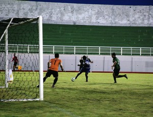 Com dois de Gessé, Atlético-AC vence Andirá e volta ao G-4 do Estadual (Foto: Wescley Camelo)