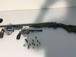 Policiais apreenderam pistola, revólveres e munições com suspeitos, em Goianésia, Goiás (Foto: Divulgação/Polícia Civil) Policiais apreenderam pistola, revólveres e munições com suspeitos, em Goianésia, Goiás (Foto: Divulgação/Polícia Civil)