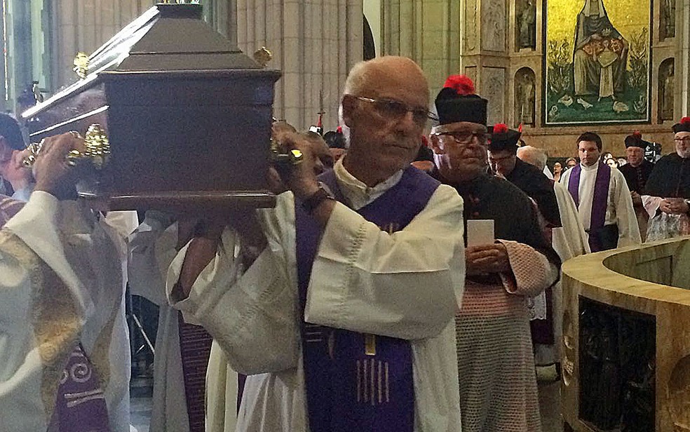 Caixão do cardeal Dom Paulo Evaristo Arns sendo carregado para a cripta da Sé (Foto: Tahiane/G1)