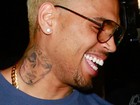 Chris Brown exibe tatuagem supostamente inspirada em Rihanna