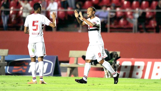 Luis Fabiano comemora gol do São Paulo contra o Palmeiras (Foto: Marcos Ribolli)