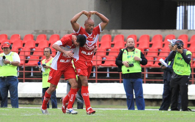 Denílson inova na comemoração do seu gol contra o Águia (Foto: Ailton Cruz/ Gazeta de Alagoas)