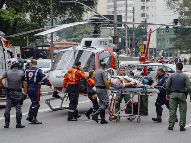 O helicóptero Águia, da Polícia Militar, pousa na rua da Consolação, no centro de São Paulo, para socorrer um homem de 40 anos que foi atropelado por um ônibus na Avenida São Luis, segundo informações do Corpo de Bombeiros (Foto: J. Duran Machfee/Estadão Conteúdo)