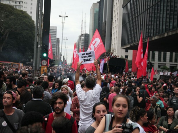 Manifestantes contrários ao governo Temer se reúnem na Paulista neste domingo (Foto: Fábio Tito/G1)