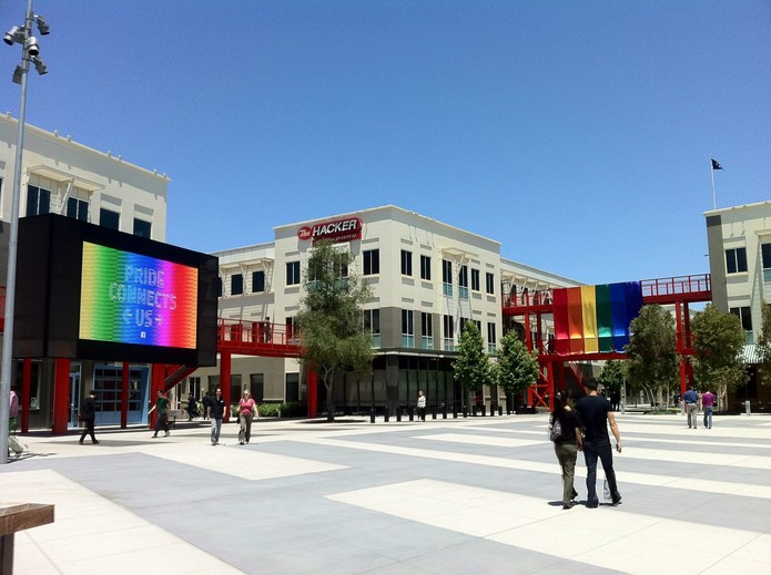 Campus do Facebook, em San Francisco, com bandeira pela causa gay (Foto: Reprodução/Facebook) Campus do Facebook, em San Francisco, com bandeira pela causa gay (Foto: Reprodução/Facebook)