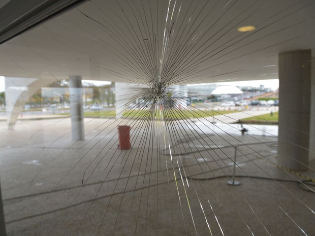 Um dos vidros da fachada do Palácio do Planalto ficou rachado depois que um homem jogou uma pedra contra a fachada da sede do governo federal (Foto: Wilson Dias/Agência Brasil)