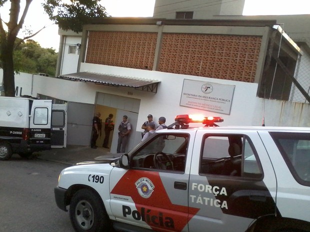 Transferência de presos de São Roque para Capela do Alto - parada no IML Sorocaba (Foto: Tássia Sena/TV TEM) Transferência de presos de São Roque para Capela do Alto - parada no IML Sorocaba (Foto: Tássia Sena/TV TEM)