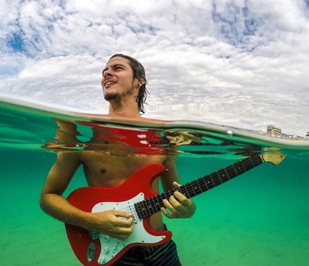 Bruno e guitarra (Foto: Bruno Bezerra/Arquivo Pessoal)