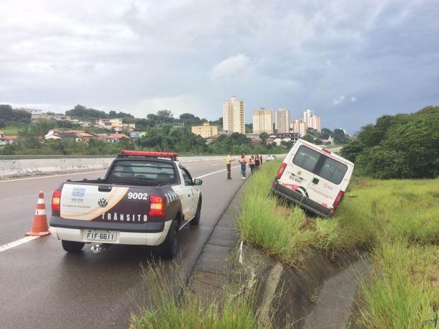 Motorista perde o controle de van com 12 passageiros cai em valeta (Foto: Pedro Melo/TV Vanguarda)