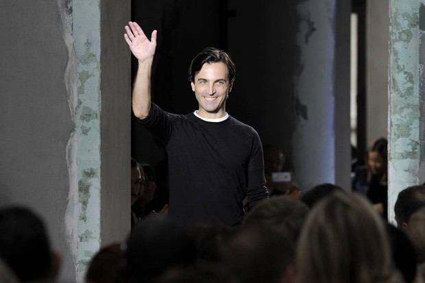 Nicolas Ghesquière estreia na Louis Vuitton com inspiração 60s e mais roupas  do que bolsas - Revista Marie Claire