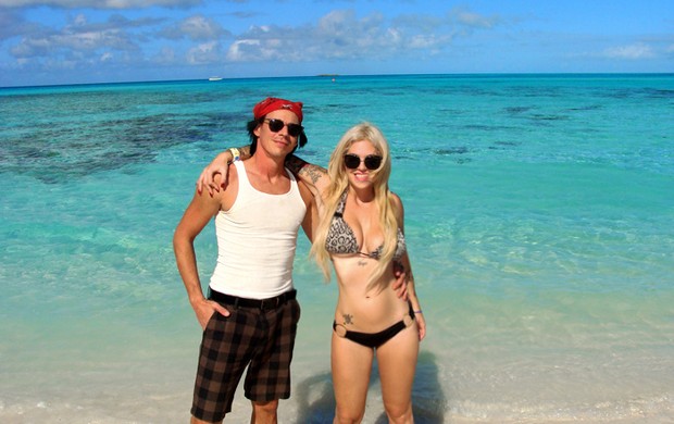 Mayra Dias Gomes com o marido, Coyote Shivers, nas Bahamas (Foto: Divulgação)