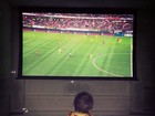 Marido de Shakira posta foto fofa de filho assistindo a jogo de futebol