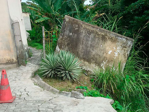 Com as fortes chuvas que se iniciaram no domingo (26), em Nazaré, parte da pavimentação ao lado da emergência do hospital está comprometida. O muro que protegia o espaço chegou a ficar pendurado na encosta e desmoronou. (Foto: Divulgação/Santa Casa de Nazaré)