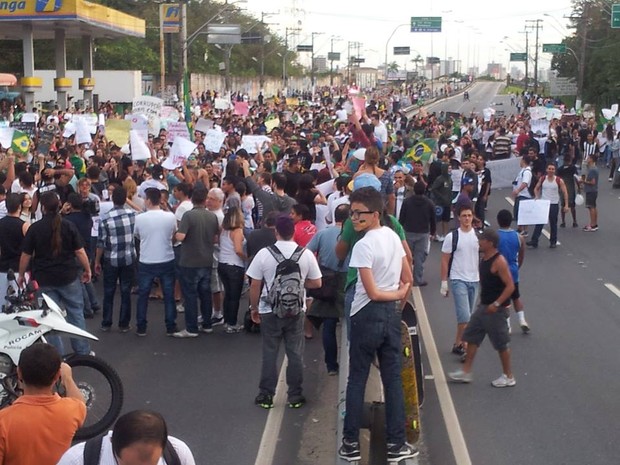 Duas mil pessoas protestaram em Praia Grande (Foto: Ivair Vieira Jr / G1)