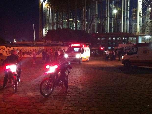 Ambulância do Samu deixa o estádio Nacional de Brasília após resgate a operários feridos nesta segunda (6) (Foto: Káthia Mello/G1)