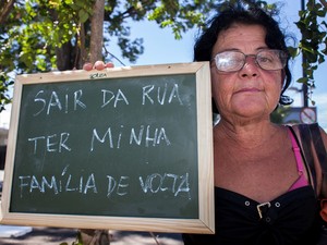 Izildinha pediu ajuda dos fotógrafos de Mogi para dizer que quer ter a família de volta (Foto: Pedro Chavedar/ divulgação)
