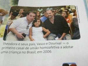 Livro vetado mostra foto de 1° casal gay a adotar criança no  Brasil (Foto: Ana Claudia Ferreira/ G1)