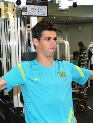 Oscar no treino da Seleção musculação (Foto: Rafael Ribeiro / CBF)