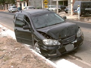 carro roubo assalto Carmo do Cajuru Divinópolis MG (Foto: Reprodução/TV Integração) carro roubo assalto Carmo do Cajuru Divinópolis MG (Foto: Reprodução/TV Integração)