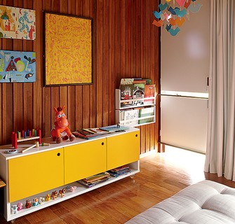 Um móvel do tipo rack acomoda os brinquedos de Raul, 2 anos, filho de Graziella Mattar. As portas escondem a bagunça, enquanto em cima e embaixo algumas peças enfeitam o quarto. Os livros têm espaço especial ao lado