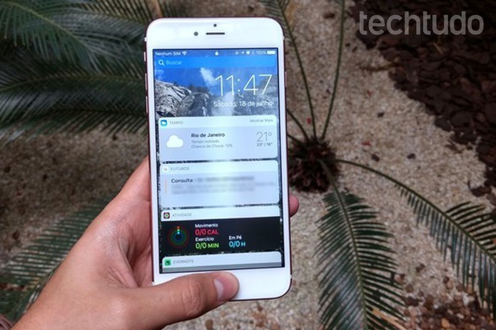 iOS 10, sistema do iPhone 7, teve tela de bloqueio redesenhada (Foto: Thássius Veloso/TechTudo)