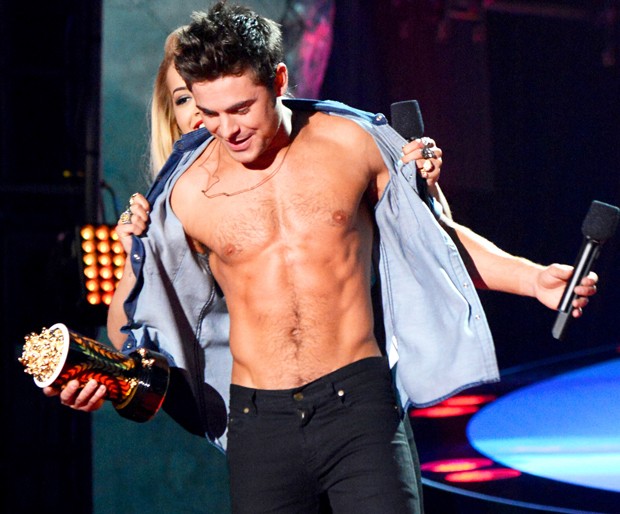 Zac Efron em premiação recente: mostrando os músculos definidos adquiridos com dieta e mistura de exercícios aeróbicos com musculação (Foto: Reprodução)