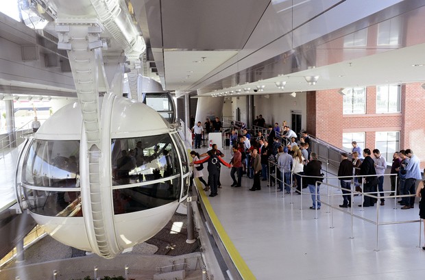 Turistas ficam na fila para andar na roda-gigante mais alta do mundo, a High Roller, em Las Vegas (Foto: AP Photo/Las Vegas News Bureau, Darrin Bush)