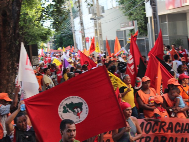 G1 Protesto de entidades sindicais leva mil pessoas às ruas de