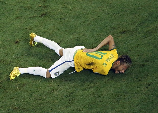Neymar se machuca durante jogo contra a Colômbia (Foto: Reuters)