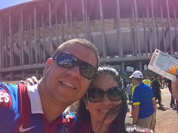 A advogada Kathyanne Figueiredo e o marido em frente ao Estádio Nacional Mané Garrincha, em Brasília (Foto:  Kathyanne Figueiredo/Arquivo Pessoal)