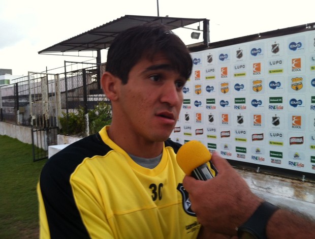 Volante Guto concede entrevista no ABC após treinamento (Foto: Bruno Araújo/Globoesporte.com)