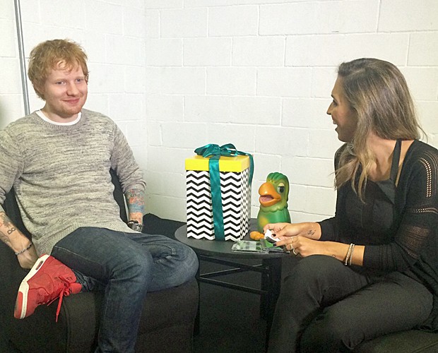 Ed Sheeran conversa com a repórter Talitha Morete (Foto: Mais Você/Gshow)