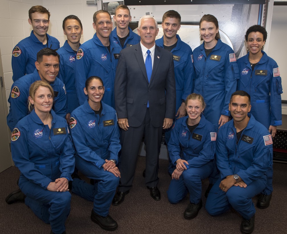 Vice-presidente Mike Pence posa ao lado da equipe de 12 novos astronautas (Foto: Bill Ingalls/NASA via AP)