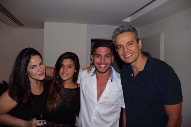 Giulia Costa e Otaviano com amigos (Foto: Reprodução/Instagram) Giulia Costa e Otaviano com amigos (Foto: Reprodução/Instagram)