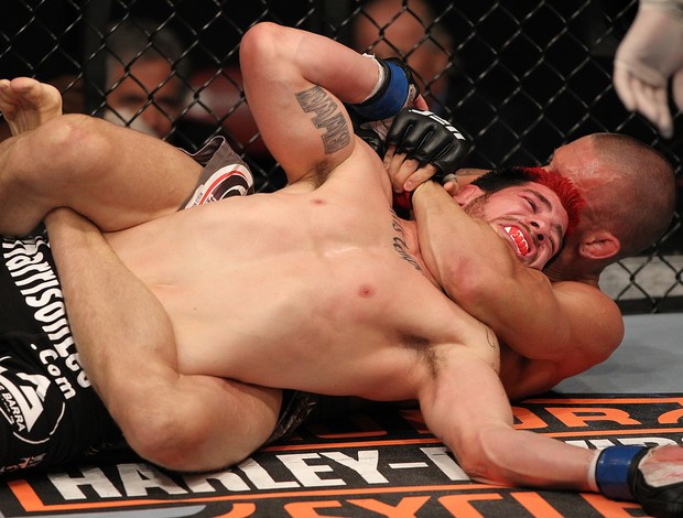 Dustin Pague finaliza Jared Papazian no UFC: Johnson x McCall (Foto: Getty Images)