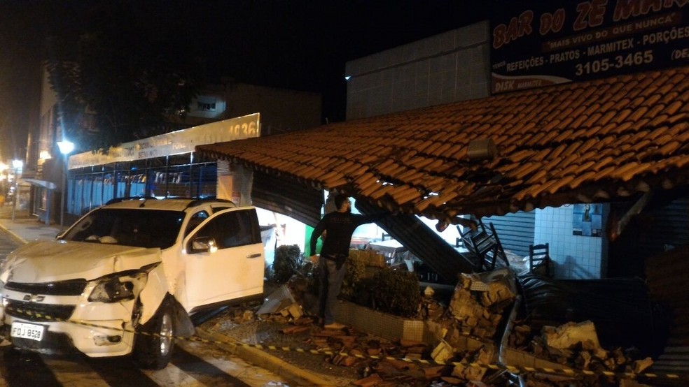 Motorista invadiu bar e destruiu cobertura do estabelecimento (Foto: Arquivo Pessoal)